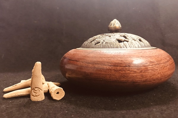 Hình ảnh lư đốt trầm hương bằng gỗ hương nắp đồng